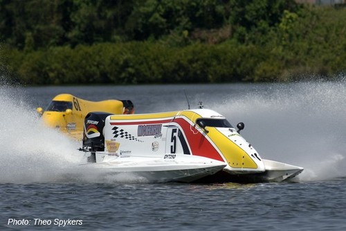 McKenzie and Shane Vella (#5) in close quarter battle at Taree. - formula boats at geelong © Theo Spykers 